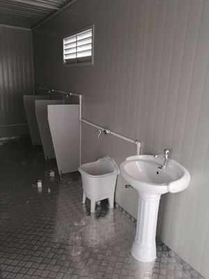 Espessura padrão Estilo moderno Local de construção móvel Banheiro pré-fabricado Banheiro de design ao ar livre Painel de sanduíche Banheiro portátil