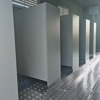 2 3 4 Estação VIP Chuveiro e WC Portátil Luxury Toilets Outdoor Trailer com opções personalizáveis