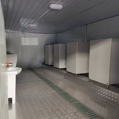 Banheiro exterior pré-fabricado Container portátil Banheiro de 20 pés Sala individual com banheiro público Painel de sanduíche Estrutura de aço