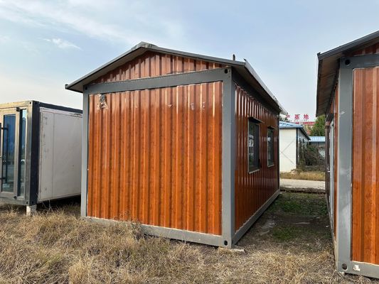 Casa de contêiner pré-fabricada de aço feita de madeira estável de grãos de madeira em vários tamanhos com paredes e telhado opcionais de painéis sandwich