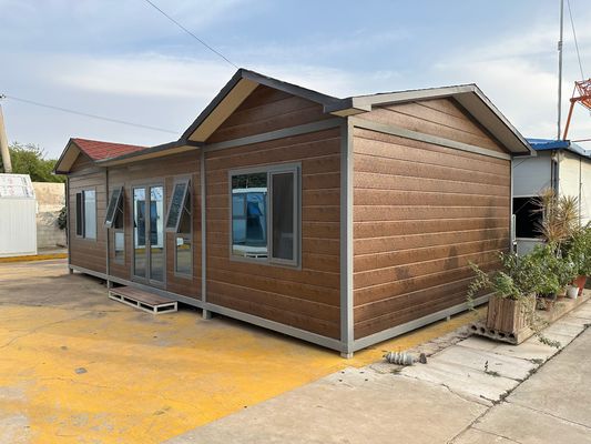 Casa de contêiner pré-fabricada de aço feita de madeira estável de grãos de madeira em vários tamanhos com paredes e telhado opcionais de painéis sandwich