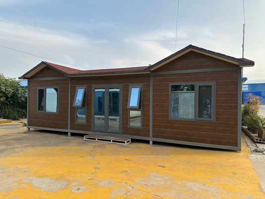 Casa de contêiner pré-fabricada de aço feita de madeira estável de grãos de madeira em vários tamanhos com paredes e telhado opcionais de painéis sandwich