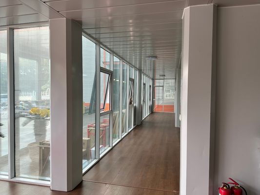 Sala portátil Função ao ar livre Tamanhos múltiplos Casa de contêineres pré-fabricada de embalagem plana com banheiro para escapadas ao ar livre