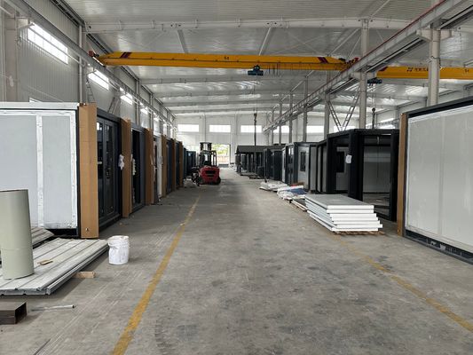 Casa de contêineres expansível Painel de sanduíche de aço pré-fabricado 20ft 40ft com janela de alumínio