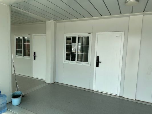 Modern Design 20ft 40ft Outdoor Flat Pack Container House com banheiro e banheiro Painel Sandwich Opcional
