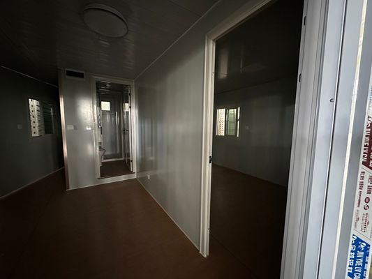 Casa de contêiner de 20 pés de construção rápida resistente ao fogo e à água Painel de parede pré-fabricado Casa com estilo de design contemporâneo