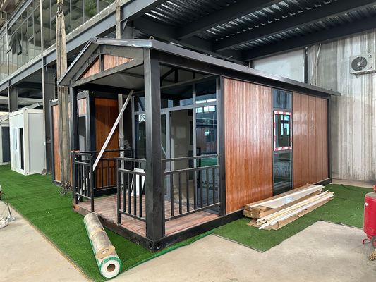 Casa de contêineres pré-fabricada de 20 pés 40 pés Moderno estilo simples Hotel de transporte de carga Casa de contêineres fácil de montar Casa de contêineres de embalagem plana