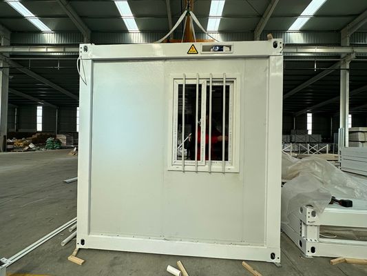 Boa pré-fabricada Estrutura de aço leve Porta de segurança Painel de sanduíche de lã de rocha Isolamento térmico impermeável Casa de contêiner opcional