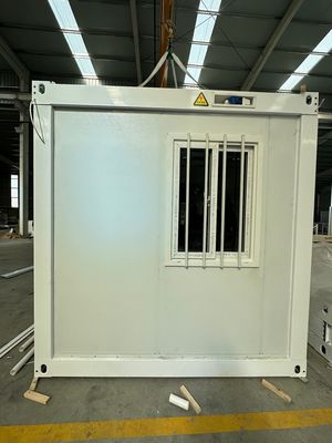 Boa pré-fabricada Estrutura de aço leve Porta de segurança Painel de sanduíche de lã de rocha Isolamento térmico impermeável Casa de contêiner opcional