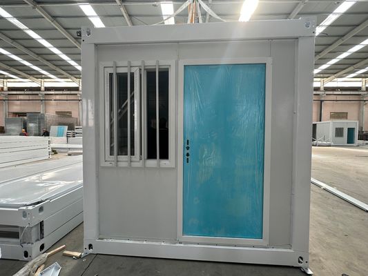 Panel de sanduíche de construção exterior Quadro de aço de construção rápida 20 40 ft pré-fabricado resistente ao vento Casa de contêiner dobrável leve