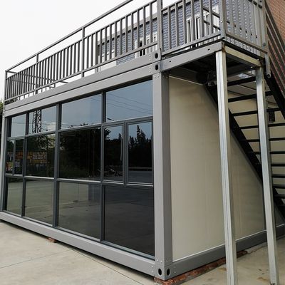 Pavimento de PVC de placa de dupla camada móvel modular 20 40 ft Casa de contêineres pré-fabricada com cortina de vidro e escadas para escritório