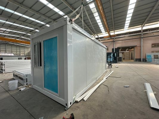 Estilo de design rústico de eletricidade padrão local Cabines dobráveis desmontáveis fortes e estáveis para casa de contêineres de armazenamento