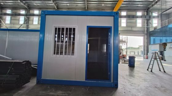 Casa de contêineres desmontável de luxo pré-fabricada personalizada 20FT / 40FT teto superior à prova de água