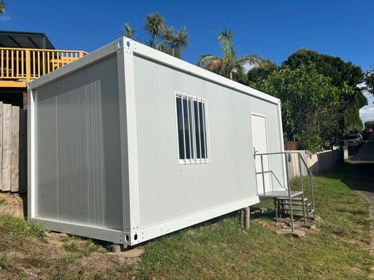 Casa de contêineres desmontável de luxo pré-fabricada personalizada 20FT / 40FT teto superior à prova de água