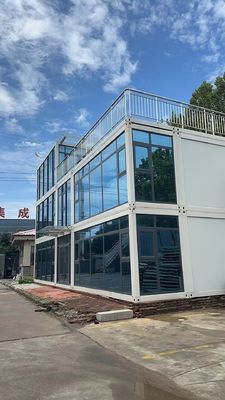 Casa de contêineres desmontável com móveis painel de sanduíche Porta de segurança de estrutura de aço