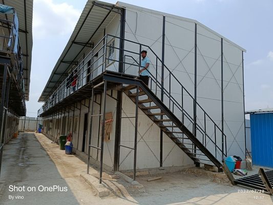 Instalação do dormitório com arquiteto profissional desenhando diretamente a casa pré-fabricada