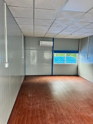 Casa moderna de painéis de sanduíche pré-fabricada com estrutura de aço galvanizado