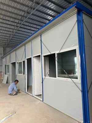 Casa moderna de painéis de sanduíche pré-fabricada com estrutura de aço galvanizado