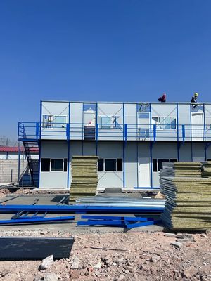 Casa moderna de painéis de sanduíche pré-fabricada com estrutura de aço galvanizado