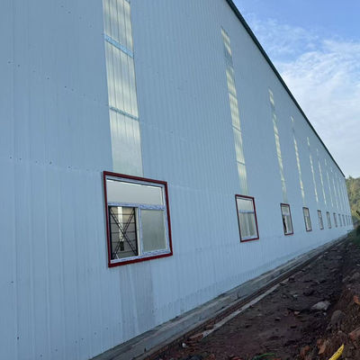 Casas modulares pré-fabricadas Instalação fácil Estrutura de aço Edifício de oficina com abastecimento direto e janela de liga de alumínio