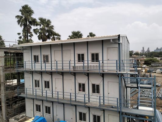 Janela de alumínio e chão de madeira Casa pré-fabricada de vidro de 2 andares para famílias pequenas