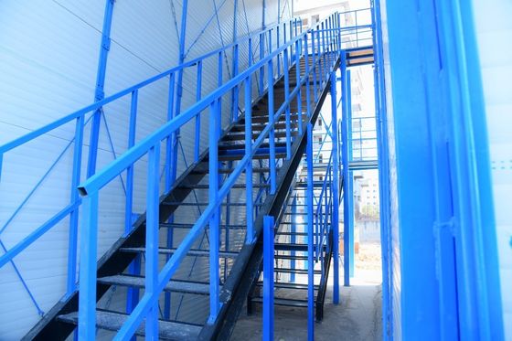 Janela de alumínio e chão de madeira Casa pré-fabricada de vidro de 2 andares para famílias pequenas