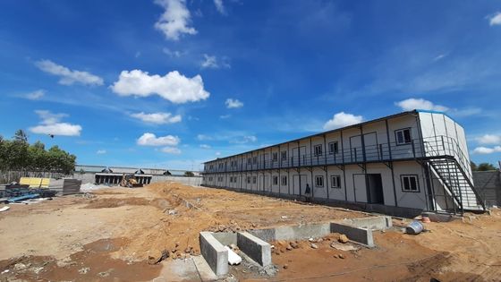 Janela de alumínio e chão de madeira Casa pré-fabricada de vidro de 2 andares para famílias pequenas