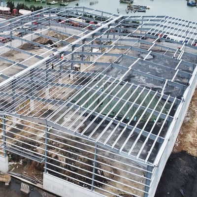 Fonte Edifício pré-fabricado de estrutura de aço de armazém com serviço de corte e janela de liga de alumínio com fácil instalação