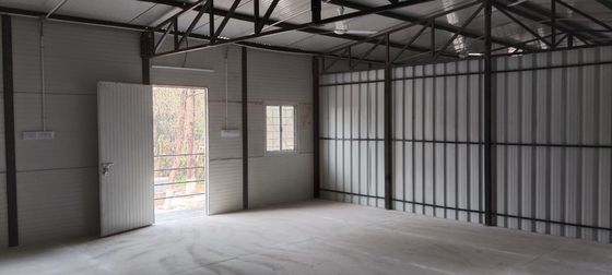 Casa pré-fabricada de importação contemporânea com energia solar e porta de segurança de aço