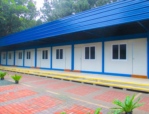 Casa pré-fabricada de importação contemporânea com energia solar e porta de segurança de aço