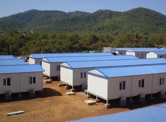 Casa pré-fabricada de importação contemporânea com energia solar e porta de segurança de aço